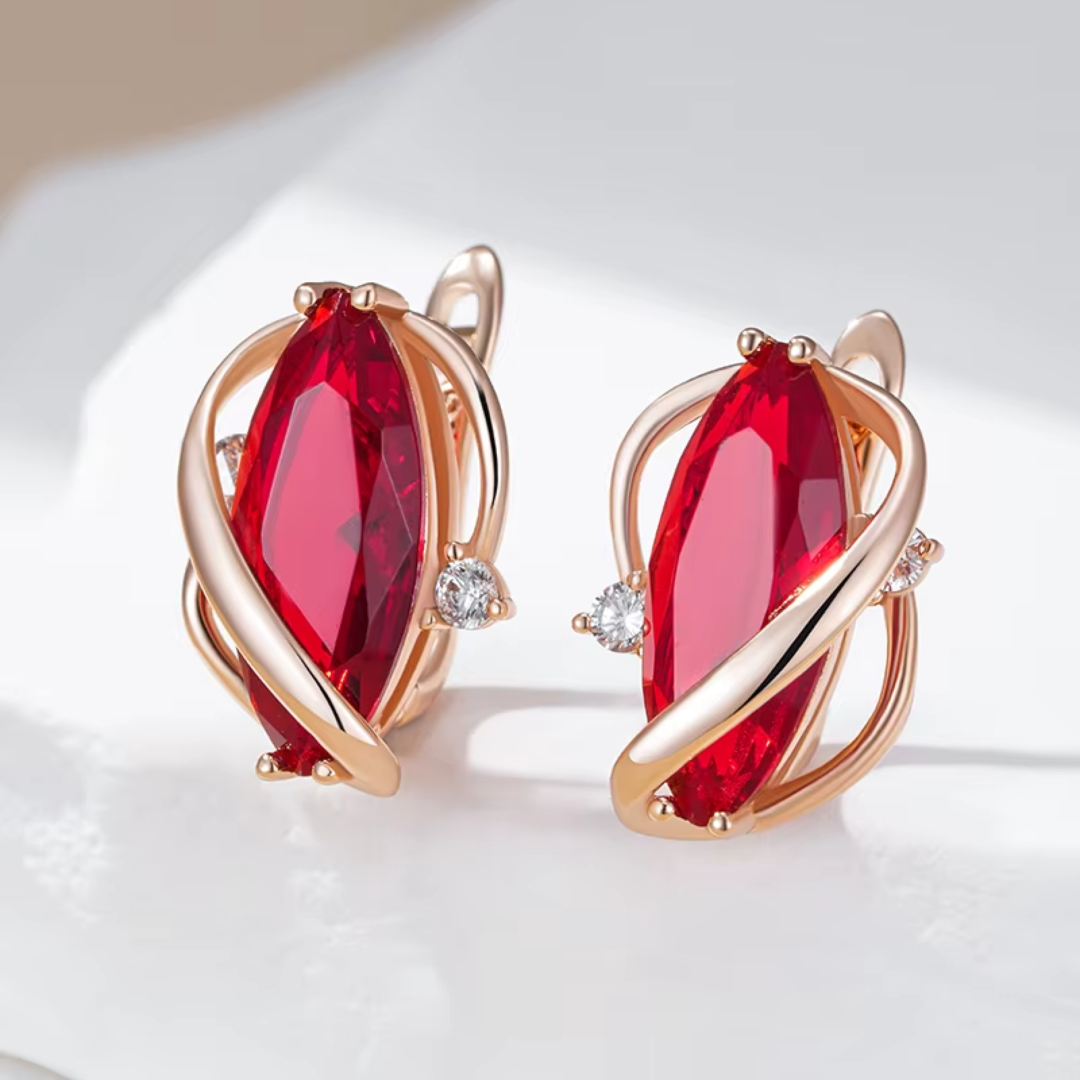 Boucles d'Oreilles en Or Rose avec Cristaux Rouges et Détails en Zircon