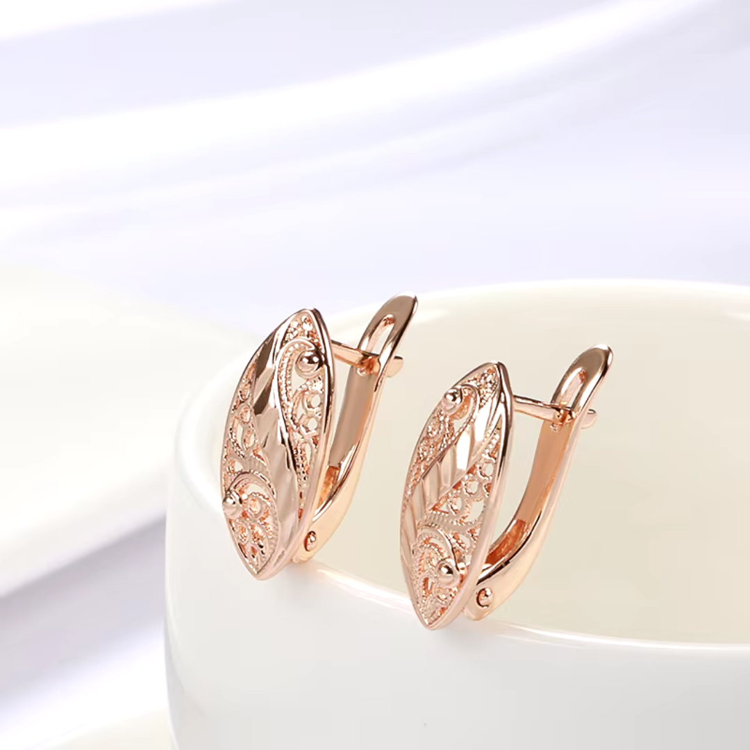 Boucles d’Oreilles en Or Rose avec Design Feuille et Filigrane