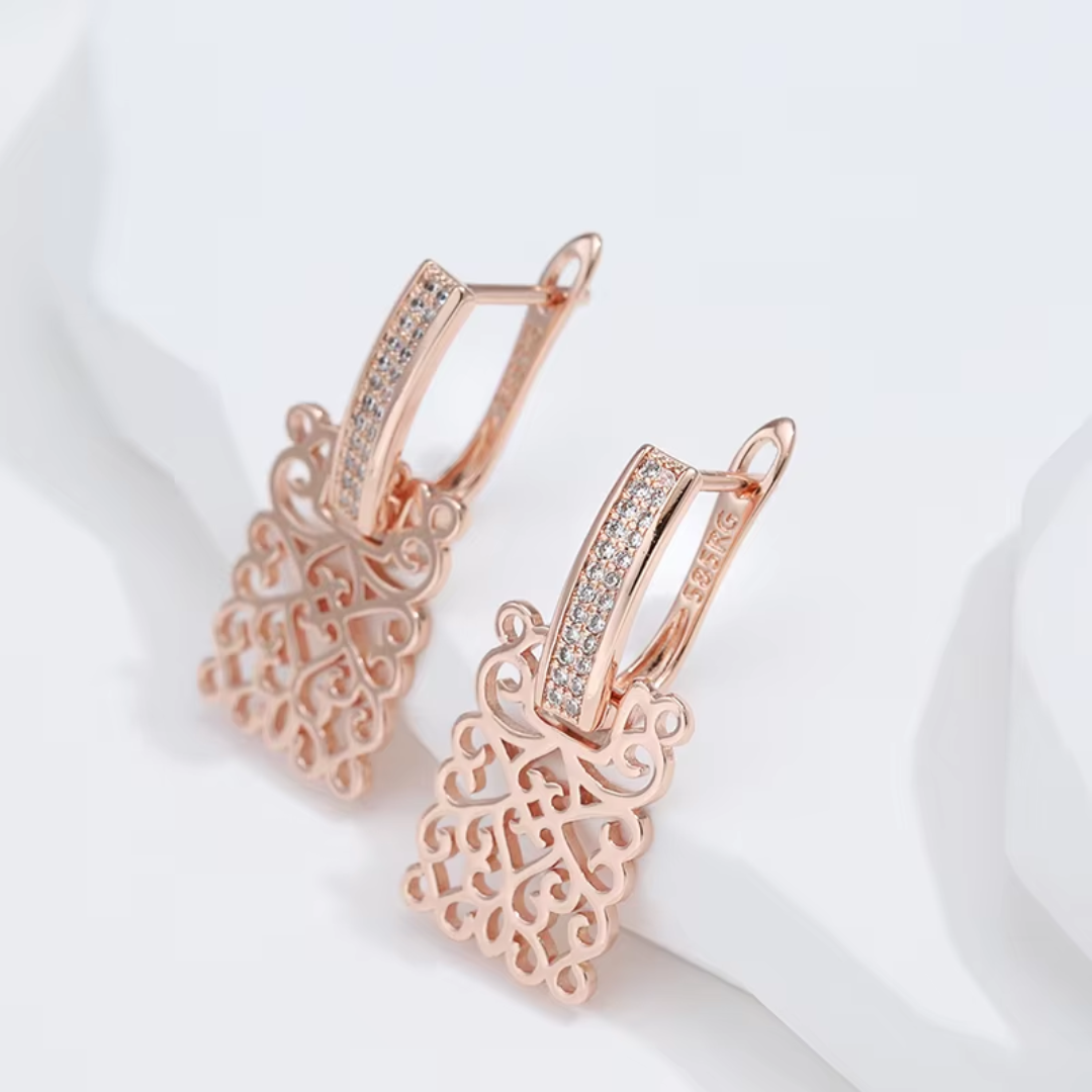 Boucles d’Oreilles en Or Rose avec Design Filigrane et Cristaux