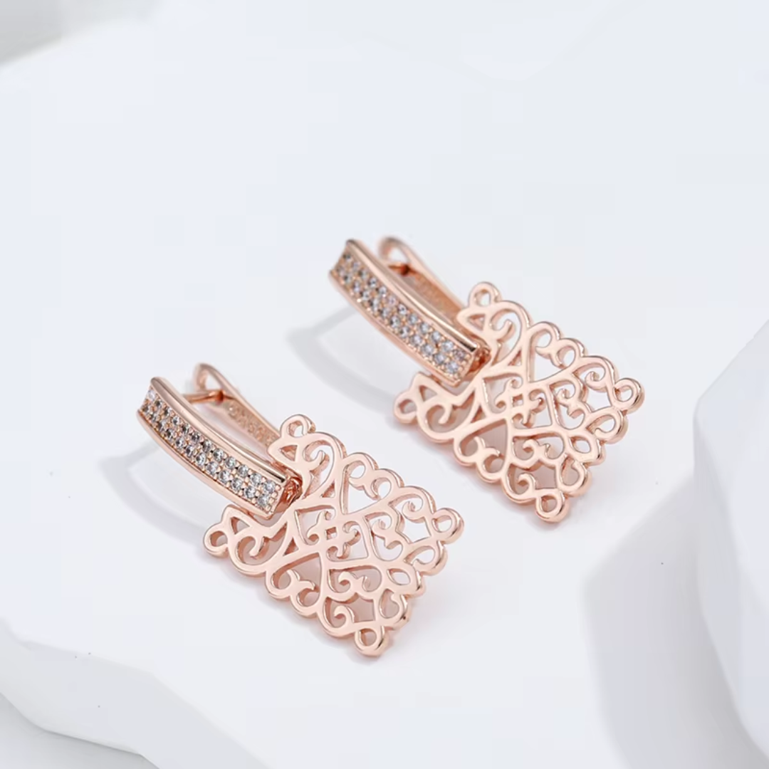 Boucles d’Oreilles en Or Rose avec Design Filigrane et Cristaux