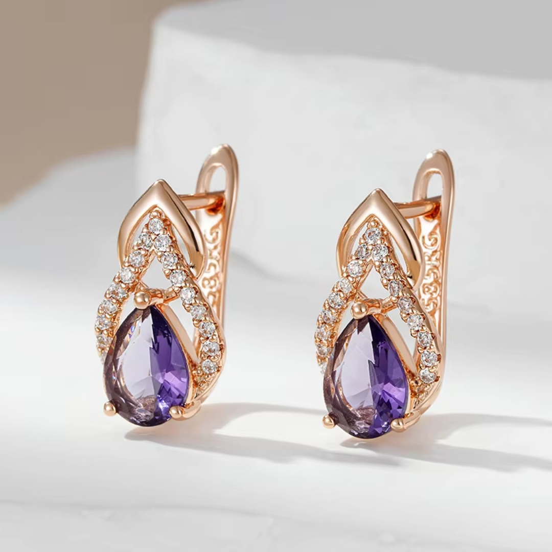 Boucles d’Oreilles en Or Rose avec Goutte de Cristal Violet et Détails en Cristaux