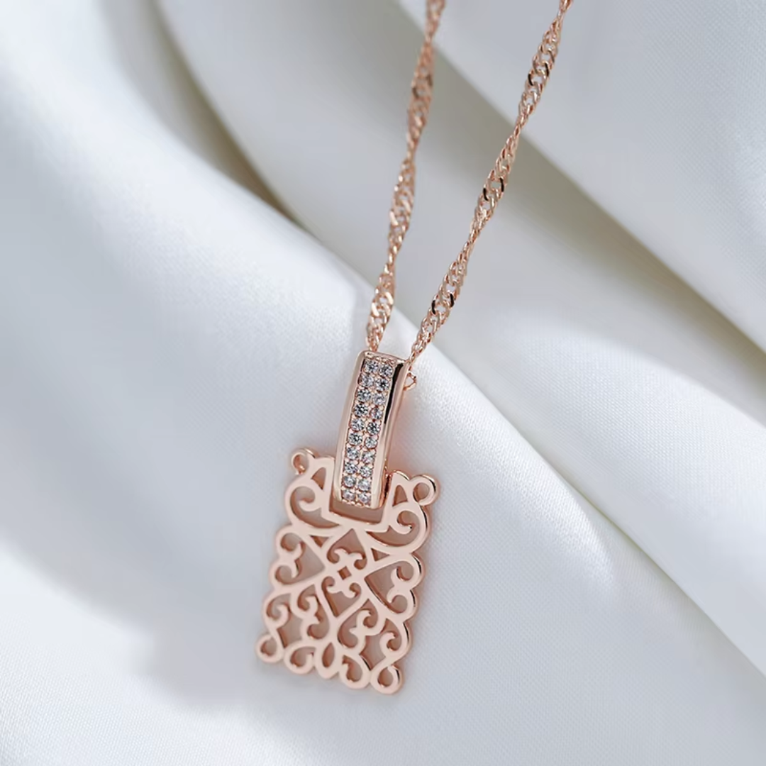 Collier en Or Rose avec Pendentif Filigrane et Cristaux