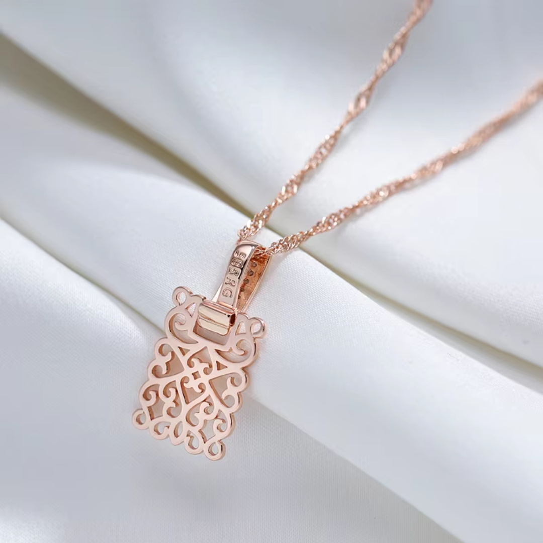 Collier en Or Rose avec Pendentif Filigrane et Cristaux