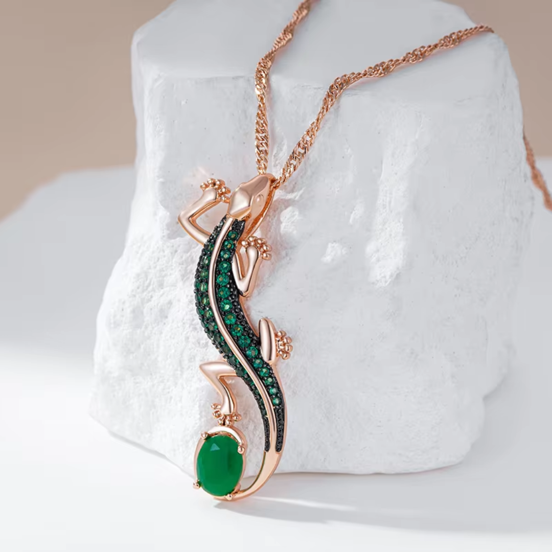 Collier en Or Rose avec Pendentif Lézard et Cristaux Verts