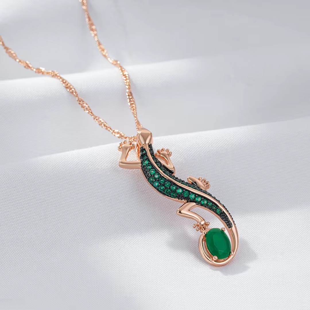 Collier en Or Rose avec Pendentif Lézard et Cristaux Verts